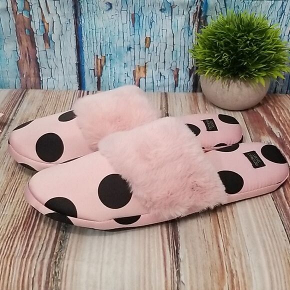 VICTORIA'S Secret 2piece Satin Spa slipper set NEW - Picture 1 of 8